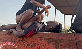 Fată nigeriană muie explozivă aplecată doggy