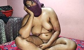 Intialainen koulutyttö hämmästyy ensimmäisestä kondomikohtaamisesta