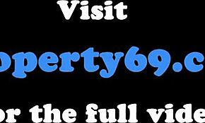 Красивата агентка смучи клиент на дивана преди ебане