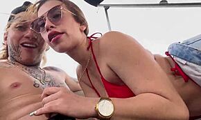 Pov pogled na javni susret na žurci na brodu sa uzbuđenom devojkom od Blakeproductions