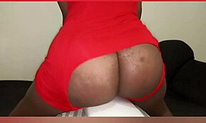 Güzel Ebony Ev Yapımı Klipte Solo Oyunla Tahrik Ediyor