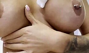 Моника Фокс позира гола вкъщи