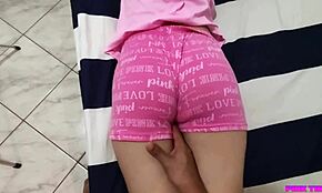 継父が私を騙してマッサージして尻を触る