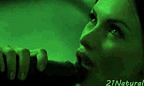 迷人宝贝的阴道被黑鸡巴猛干在热辣场景