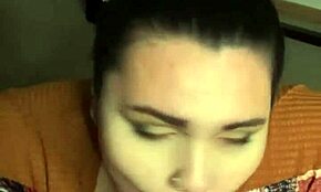 مجموعة من الأزواج يمارسون بلو جوب يؤدي إلى إطلاق سائل ووجه مليان