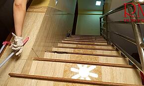 Fordærvet tjenestepige Regina Noir viser stram fisse