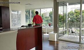 Νεαρή κρύβεται για να γαμήσει σε σκληρή συνεδρία με μεγαλύτερο άντρα