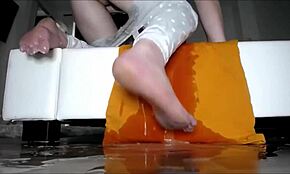 可爱18岁辣妹在浴缸喷水给伴侣看超热自拍