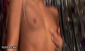 Kacey Jordan mocskos nyálas mélytorok szopása extrával, ondócsere és nedves szűk punci dugással.