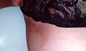 Нотори беба прстира избријану розе пићу у јавном тоалету на скривеној камери