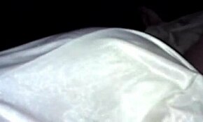 Det skjer når mannen drar, naboen inviterer meg til porno på huset sitt og gir meg rideleker, hun liker det bakfra.