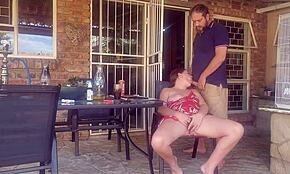 Fantastyczna niebieskooka laska bierze anal i połyka spermę