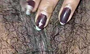 Desi美女近距离展示毛茸茸的阴唇