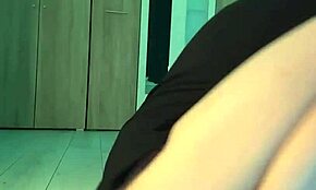 Grosse bite pilonne un cul vierge dans une action anale ébène crue. Première fois ça fait mal !