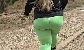 Latina milf stor arsle i yogabyxor