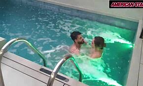 vein tyttöni motelliin rentoutumaan, hän halusi tappella, mutta kuuman uima-allas seksin jälkeen hän rauhoittui