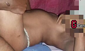 Zrela ženska čuti kurca, ki drsi v njeno ritko na kavču