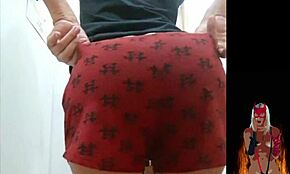 Горячая милф раздевается догола в примерочной, показывая киску и большую жопу