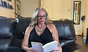 Nina Nite διαβάζει καυτές ατάκες για σένα σε αυτό το solo photoshoot. Είναι η καυτή cougar της γειτονιάς!