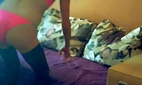 Chudá kurva v pančuchách si dáva piču pod veľký chuj v domácom párovom scéne