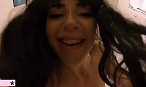 Cabalgó duro, esta chica linda depilada chorreando en acción vaquera salvaje