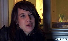 Sveitsiläinen kaunotar masturboi herkullisesti sukkahousuissa kameran edessä Erstiesille