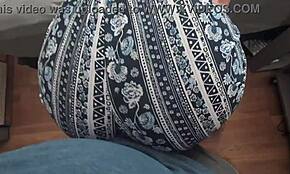 تربية مؤخرتي على زبه في الملابس، طحن والحصول على قذف! 💦