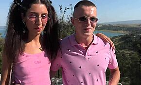 Vreemden monsterlul neukt stel in biseksuele trio op feestje