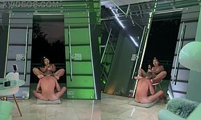 Štíhla ebony priateľka dostáva drsný doggy po face fucku