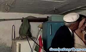 यूरोपियन युवती सीनियर के साथ दोगी स्टाइल में जुड़ती है