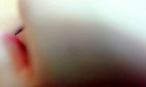 Za scénou, thajská dievčina dostáva lízanú od fotografa