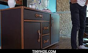 Mazy Myers lille rødhårete stedatter orgasmerer med stedfar