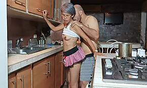 Intense zorg voor getatoeëerde stiefzus na feest taboe