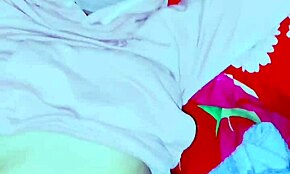 สาวอินโดนีเซียใส่ฮิญาบโดนจับได้ในไลฟ์แคม จบลงในเตียงเพื่อนบ้าน