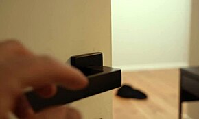 Rå Dyp Hals Handling Sett Av Kjærestens Kinky Romkamerat På Hybel