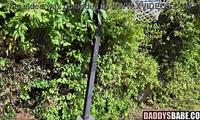 Steddatter spiller basketball før hun knalder sin stedfar.