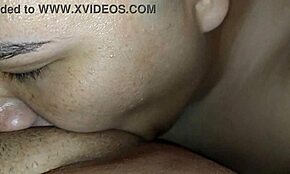 Lep kontakt očima jedenje pičke mojoj ženi pre misionarskog jebanja