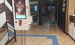 Meiden strippen bij drive-thru, beveiliging wil meedoen