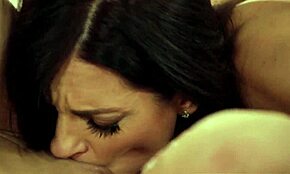 Тийн заварена дъщеря Ребел Лин пише за секс преди да оближе големите цици и пичка на MILF заварена майка Минди Минкс в лесбийско лижене