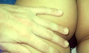 Ex-petite amie athlétique se fait masser les fesses dans des leggings huilés aux toilettes de la fête