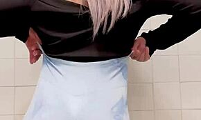 Przyjaciółka tańczy super w legginsach mini