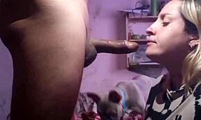 Blonde lutscht Schwanz für Sperma