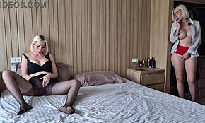 Jag kunde inte låta bli att spionera på min styvsyster som onanerar i strumpbyxor... fan!