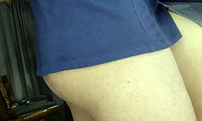 Pastorka in njena najboljša prijateljica raziskujeta popolno rožnato pičko v domačem videu