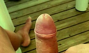 Meget ophidset ved grænsen til at komme på terrassen af en mobilhome i camping, onanerer sin monsterpik i offentlig udendørs udstilling!