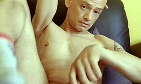 Pornotähti kiusaa kapeaa perseään leluilla bileissä