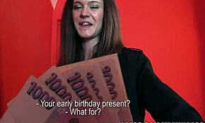 Naturalna czeska brunetka pieprzona na pieska podczas publicznego podrywu