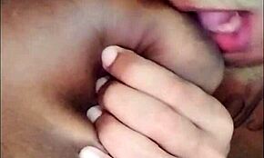 Kojící máma s velkými povislými prsy se nechává jebat velkým černým kokotem poprvé!