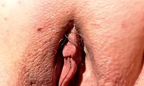 نمرة ناضجة تعرض كسها الكبير الأصلع تحت التنورة في مقربة