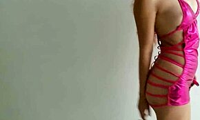 क्यूट कर्वी वाइफ अपनी पेटाइट गंद से टिज करती है ब्राइट पिंक ड्रेस कॉस्ट्यूम में